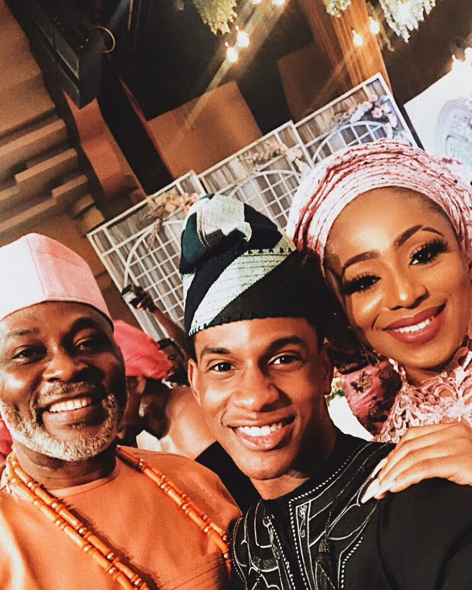 Nigerian fashion blogger, Denola Grey was a bridesman at his friend’s wedding and we can’t stop clapping for him