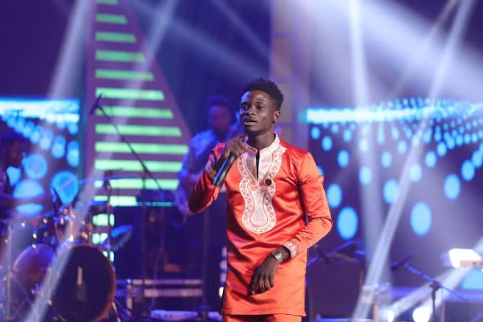 Kuami Eugene performing at mtn hitmaker
