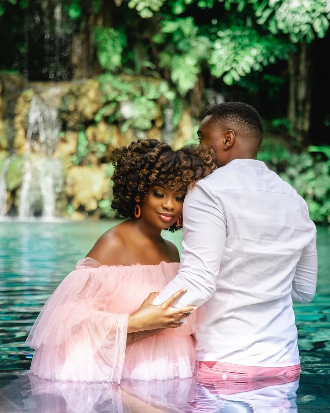 Look at what love created!! These creative maternity shots are blowing our minds
