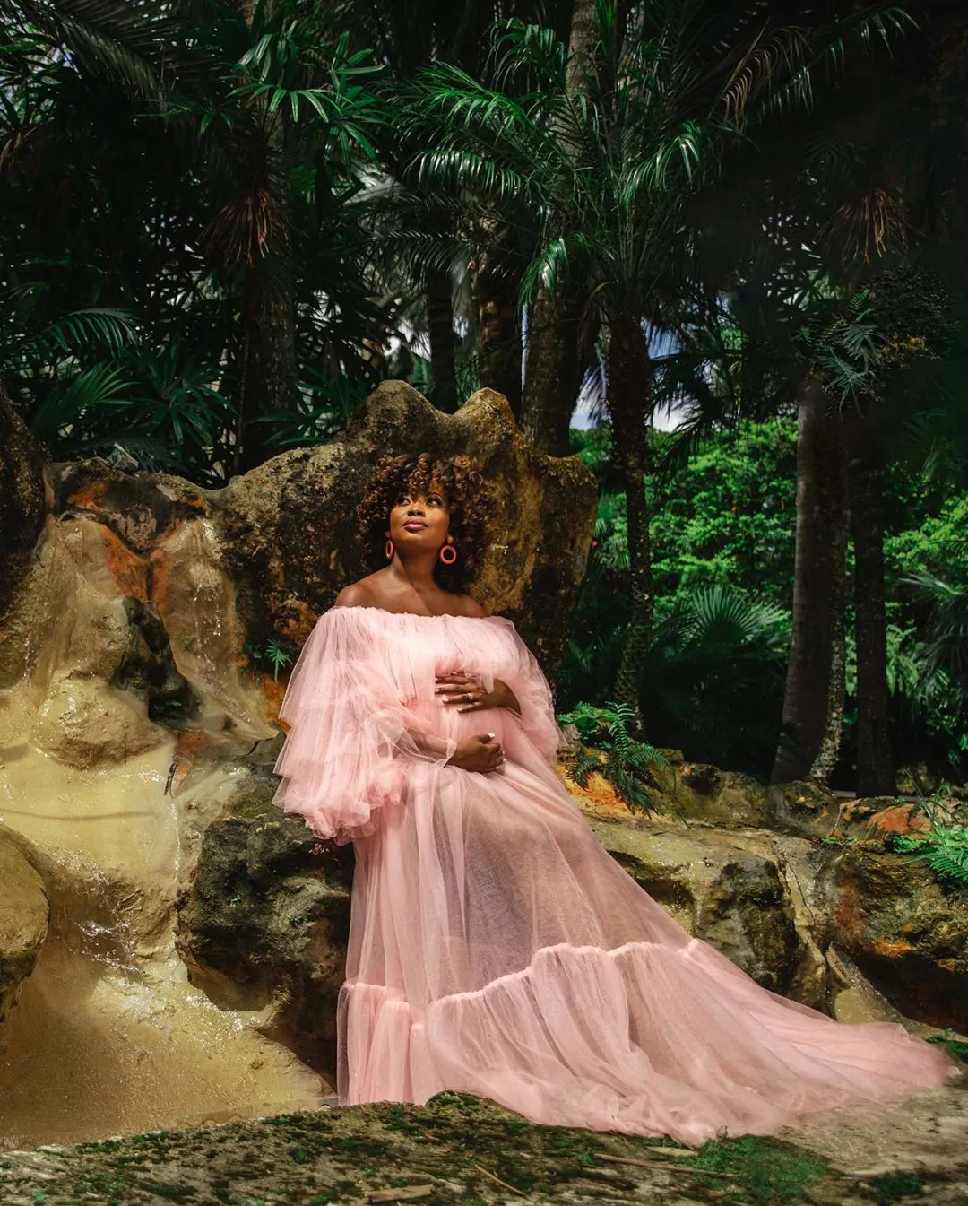 Look at what love created!! These creative maternity shots are blowing our minds