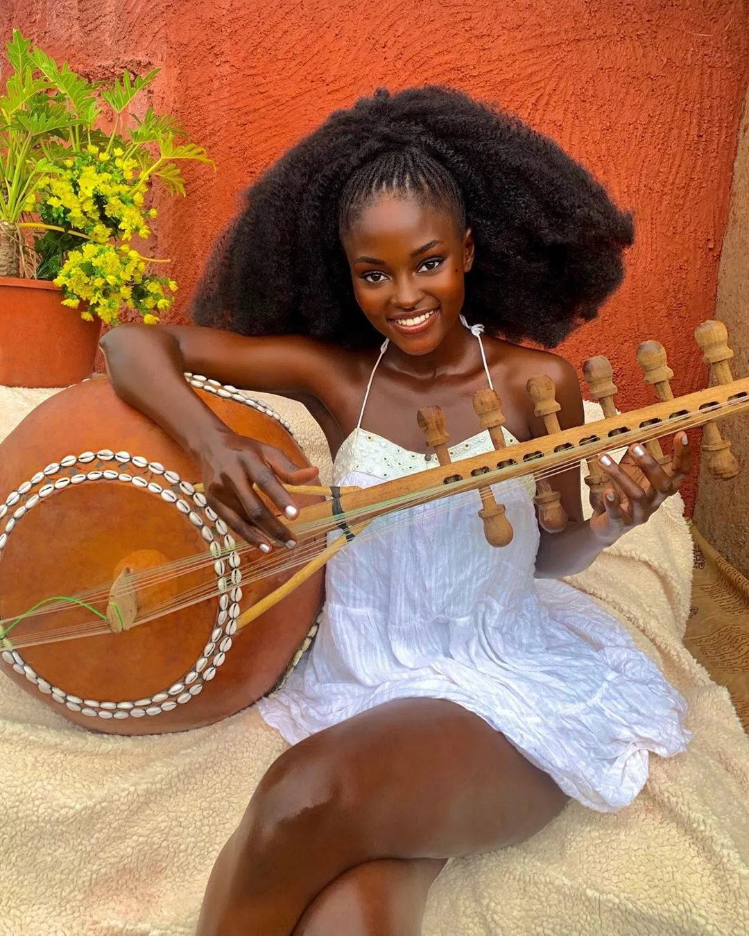 5 photos of Hamamat Montia which are solid proof that she is an African girl sharing her culture with the world