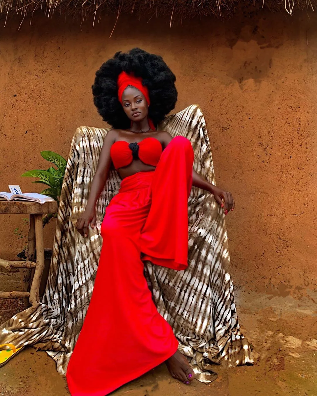5 photos of Hamamat Montia which are solid proof that she is an African girl sharing her culture with the world